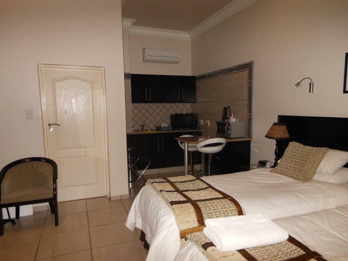 Goodey'S Guesthouse Pretoria-Noord Extérieur photo